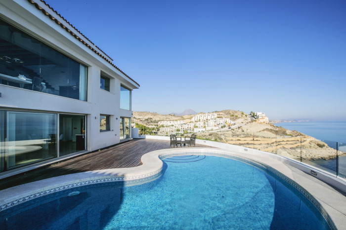 Faire construire une piscine avec un abris